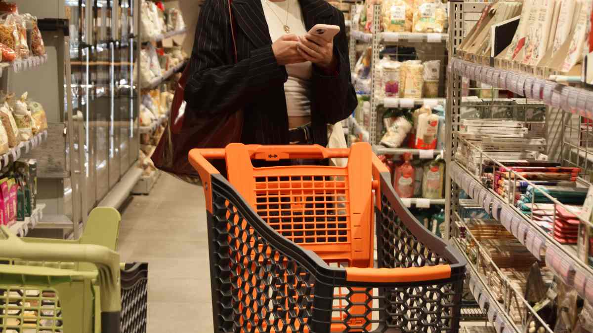 [ANALIZA] UCE RESEARCH: Ceny w sklepach rosną wolniej, ale szybciej niż inflacja