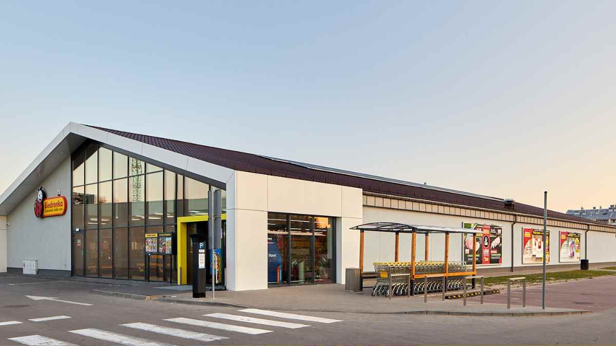 Przy Biedronkach działa już 2000 automatów DHL BOX